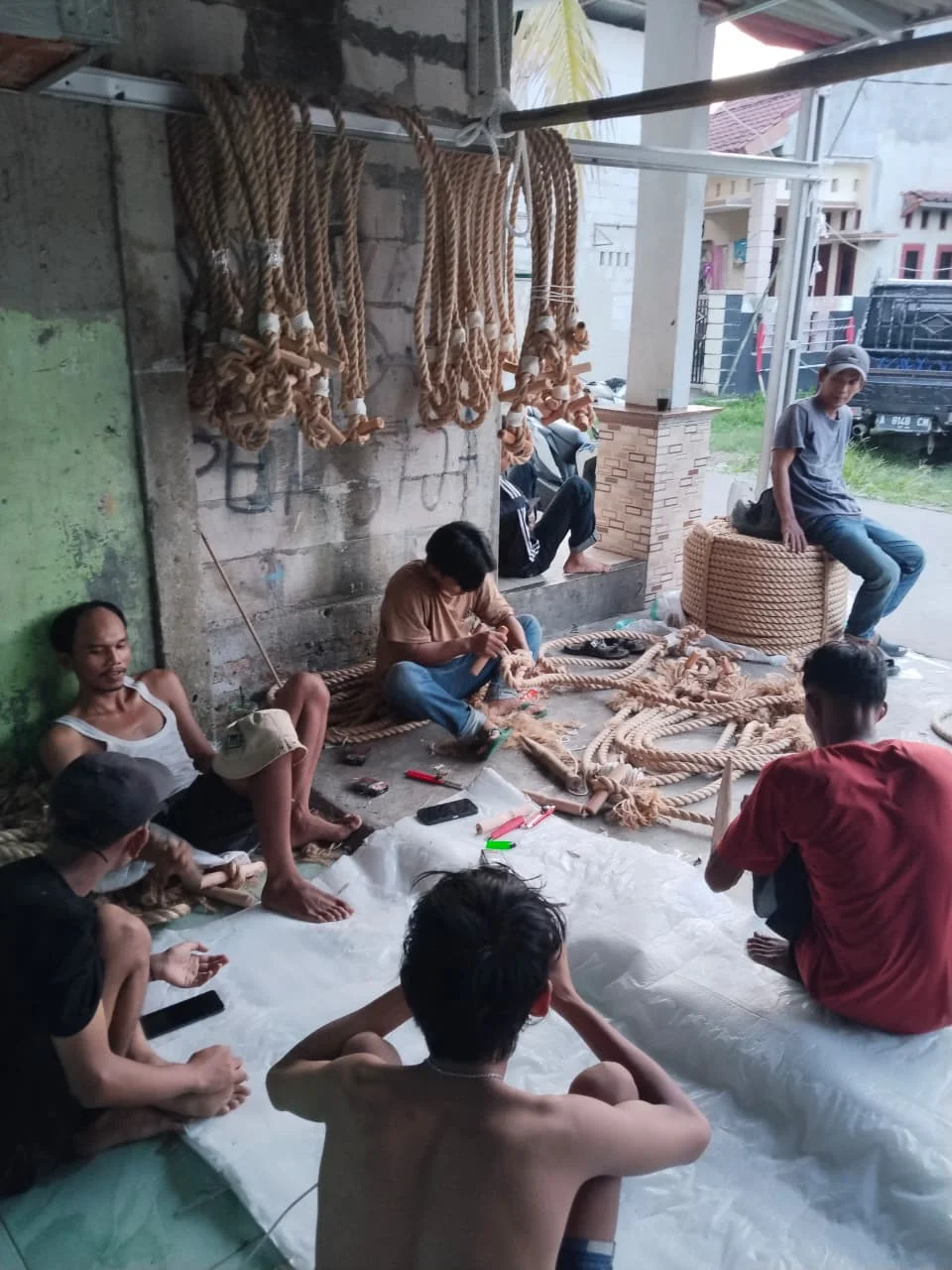 Aktivitas pengerjaan jaring oleh tim produksi